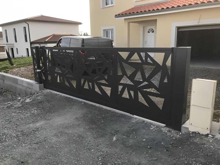 Nous réalisons des portails sur mesure pour une entrée élégante.