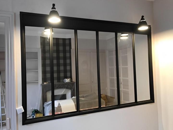 Nous assurons la pose professionnelle de votre menuiserie métallique pour embellir vos espaces.